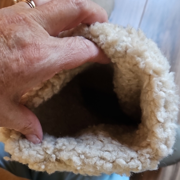 CROCS Women's Beige Fleece-Lined Clogs Shoes - Picture 14 of 15